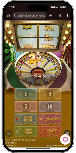 Live dealer draait Crazy Time wiel in casino studio